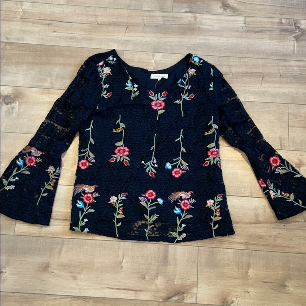 Solitaire Lace Embroidered Floral Top NWOT Sz L Runs Small like Medium